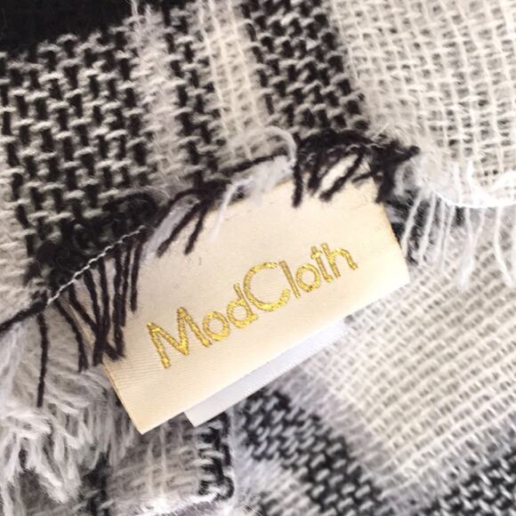 ModCloth Plaid wrap/scarf black & white soft EUC - Picture 4 of 4
